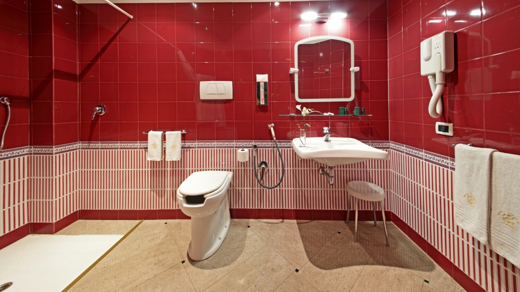 Hotel-Colonna-Frascati-bathroom-for-disabled-17